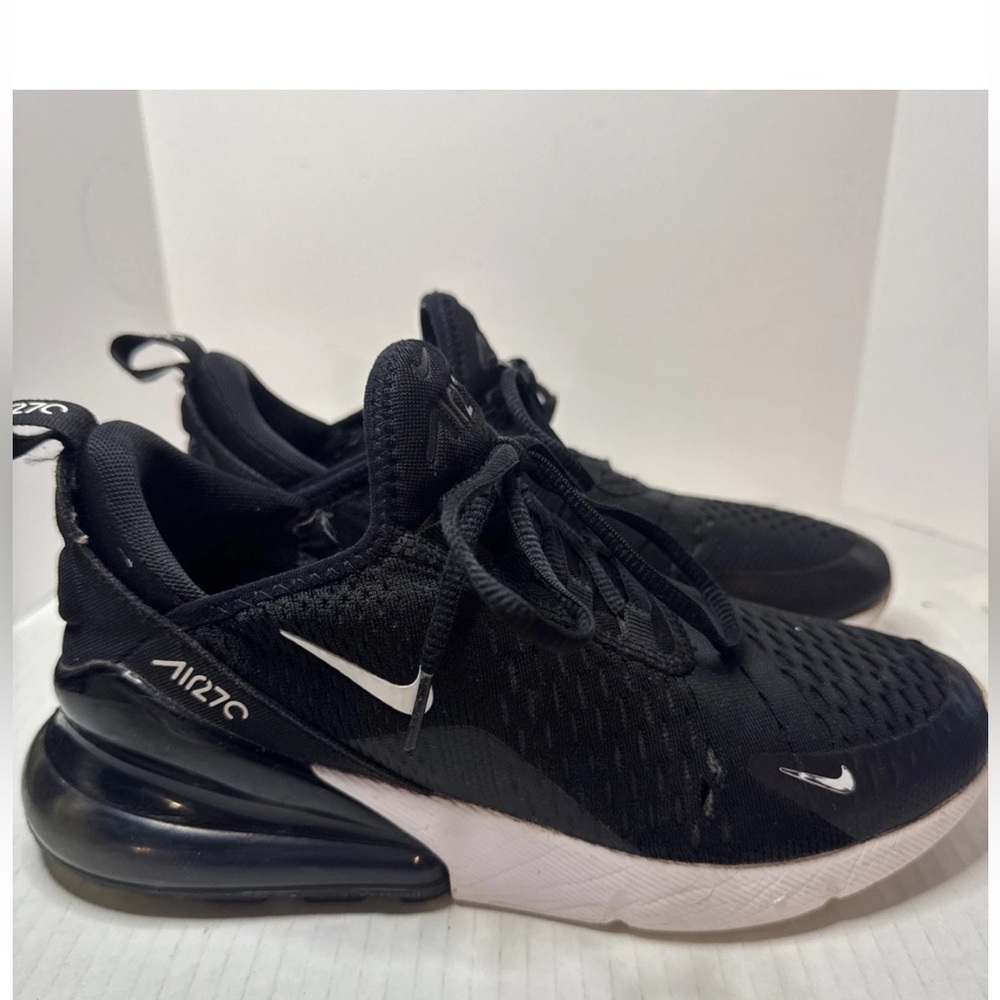 Nike Air Max 270 Black / White Size 6Y
Shoes Sneakers Athletic 943345-001